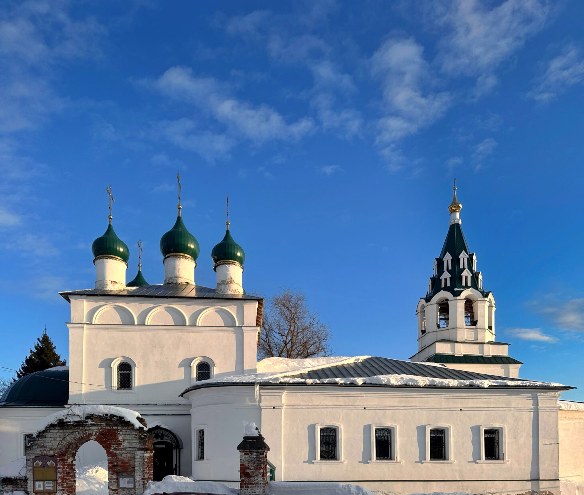 Общий вид Свято-Троицкого храма села Погребищи солнечным днём в феврале 2026 года.